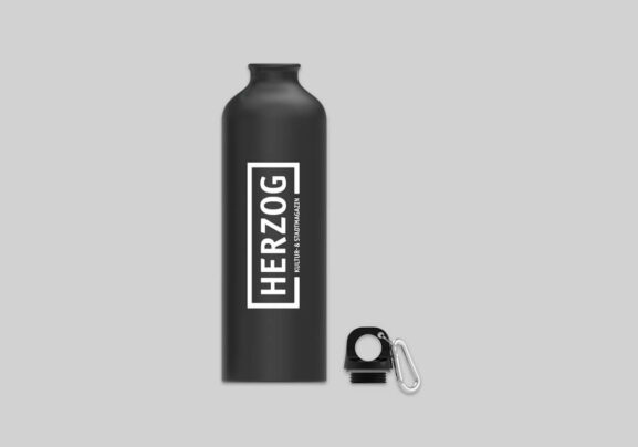 Schwarze Trinkflasche mit weißem HERZOG-Logo